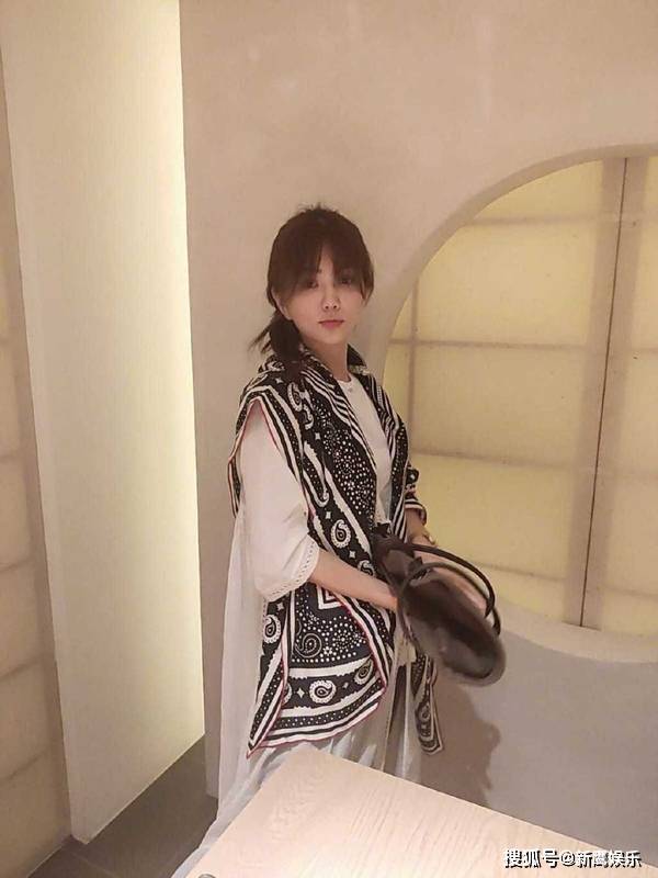 39岁陈嘉桦怀二胎 生日当天发she合照,宽松衣着难遮 大肚子