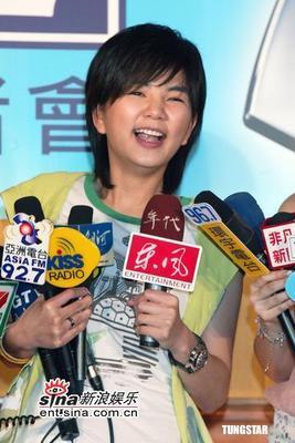 图文:S.H.E代言产品 Hebe不提“同志”新欢(5)_影音娱乐_新浪网